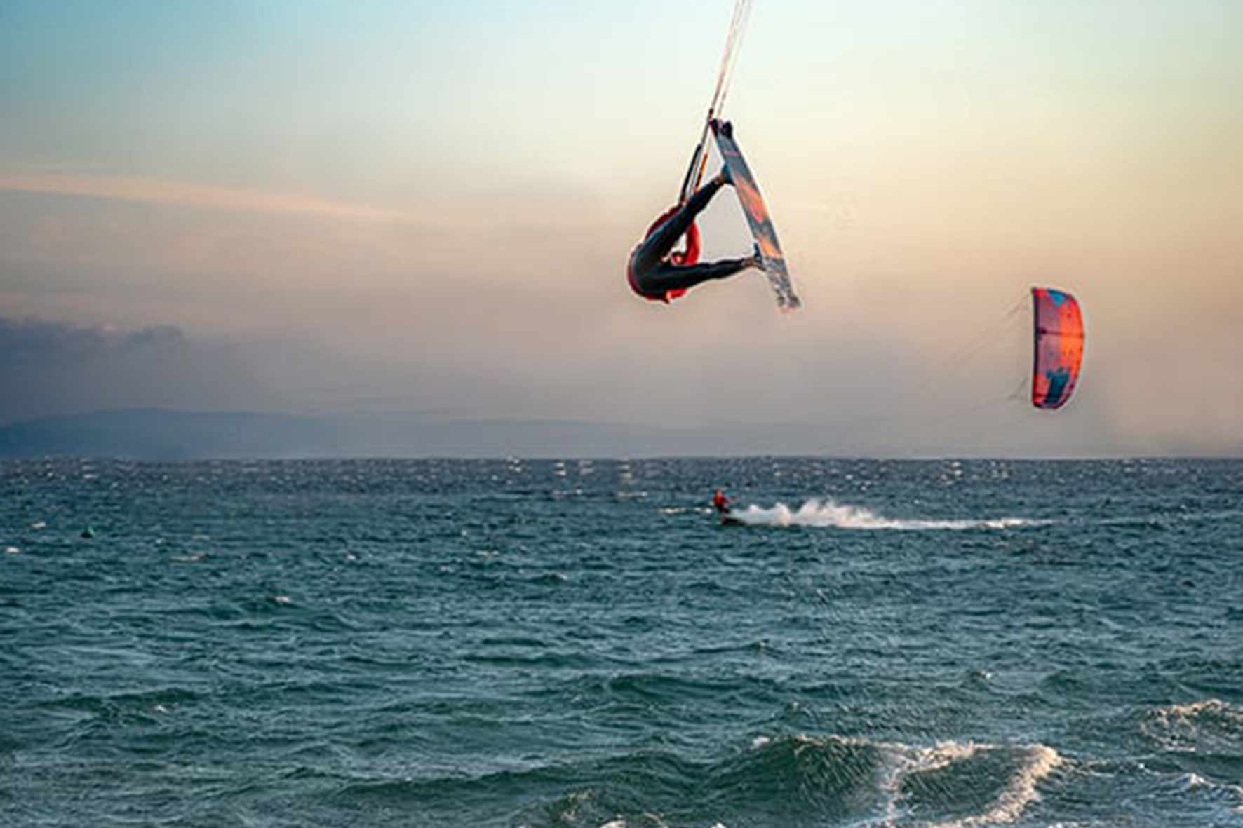 saut en kitesurf sur le spot de valdevaqueros à Tarifa au ION CLUB TARIFA