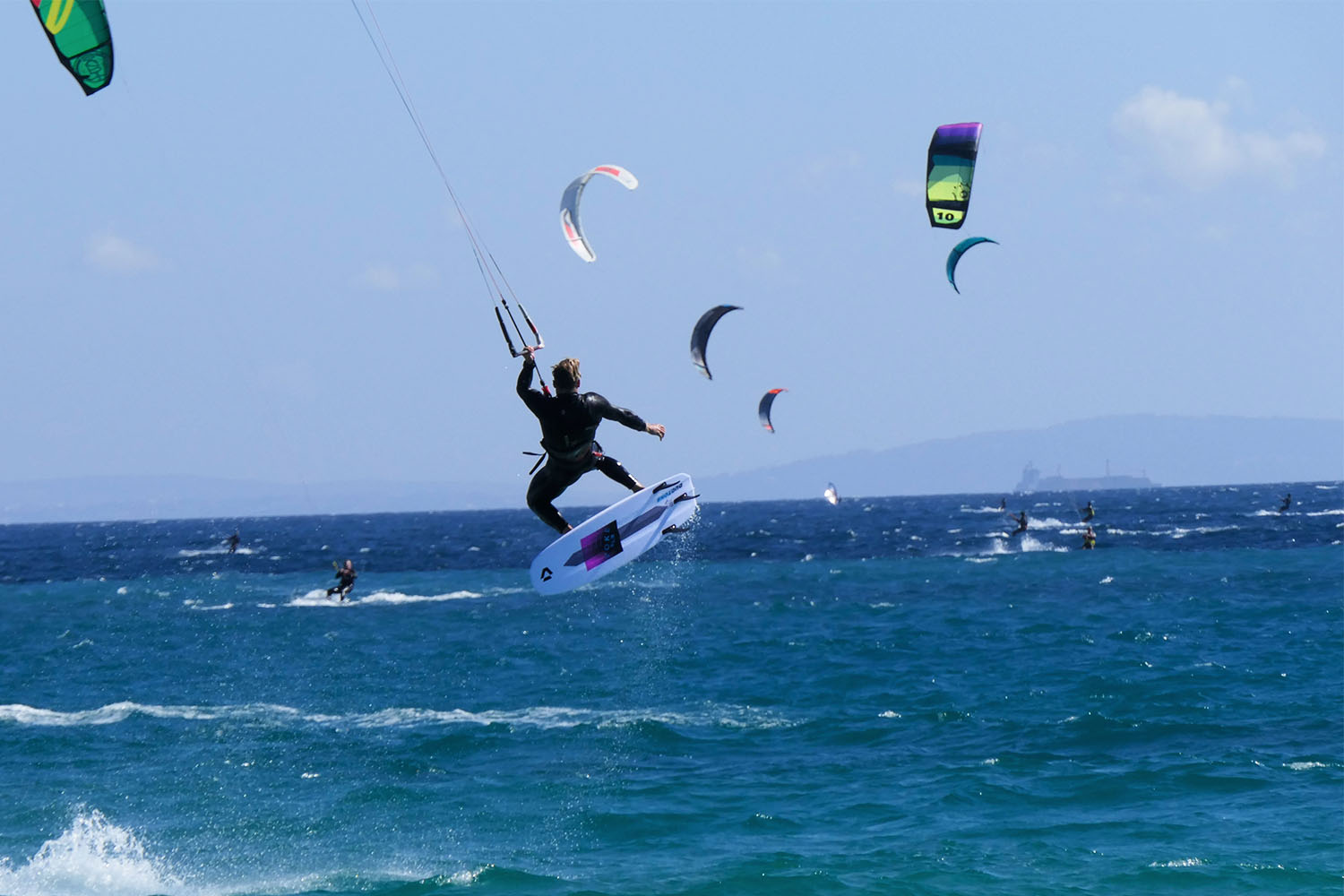 Kitesurf rental on the sea in front of the ION CLUB Tarifa center