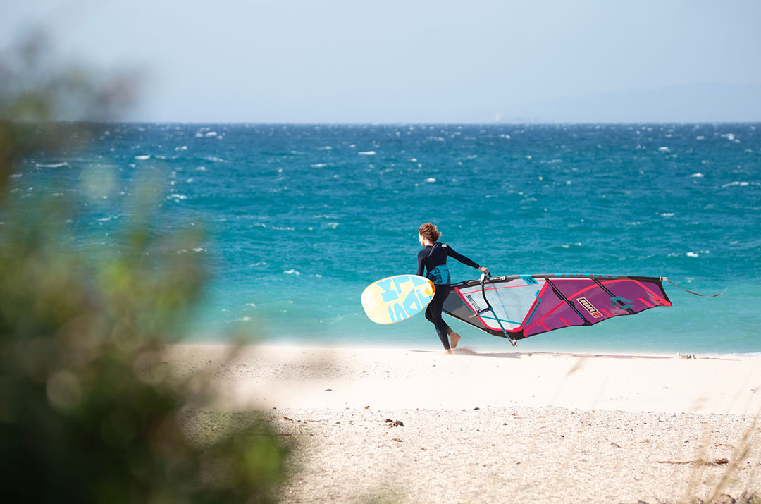 ION-CLUB-WINDSURF-BEACH Wie sucht man die richtige Segelgrösse im Windsurfen aus ?