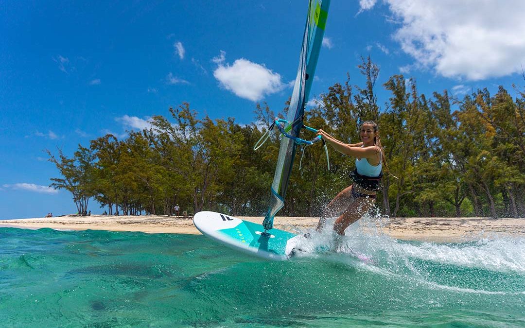 Wie fährt man eine Powerhalse im Windsurfen?