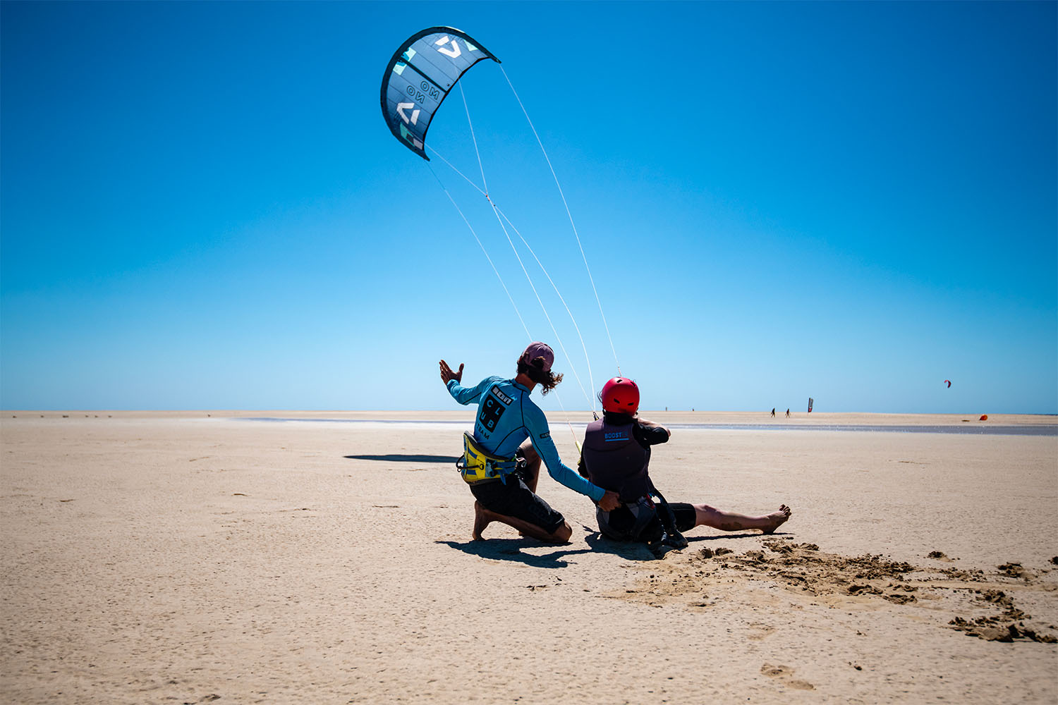 cours de kitesurf au ION CLUB Fuerteventura un instructeur et son élève
