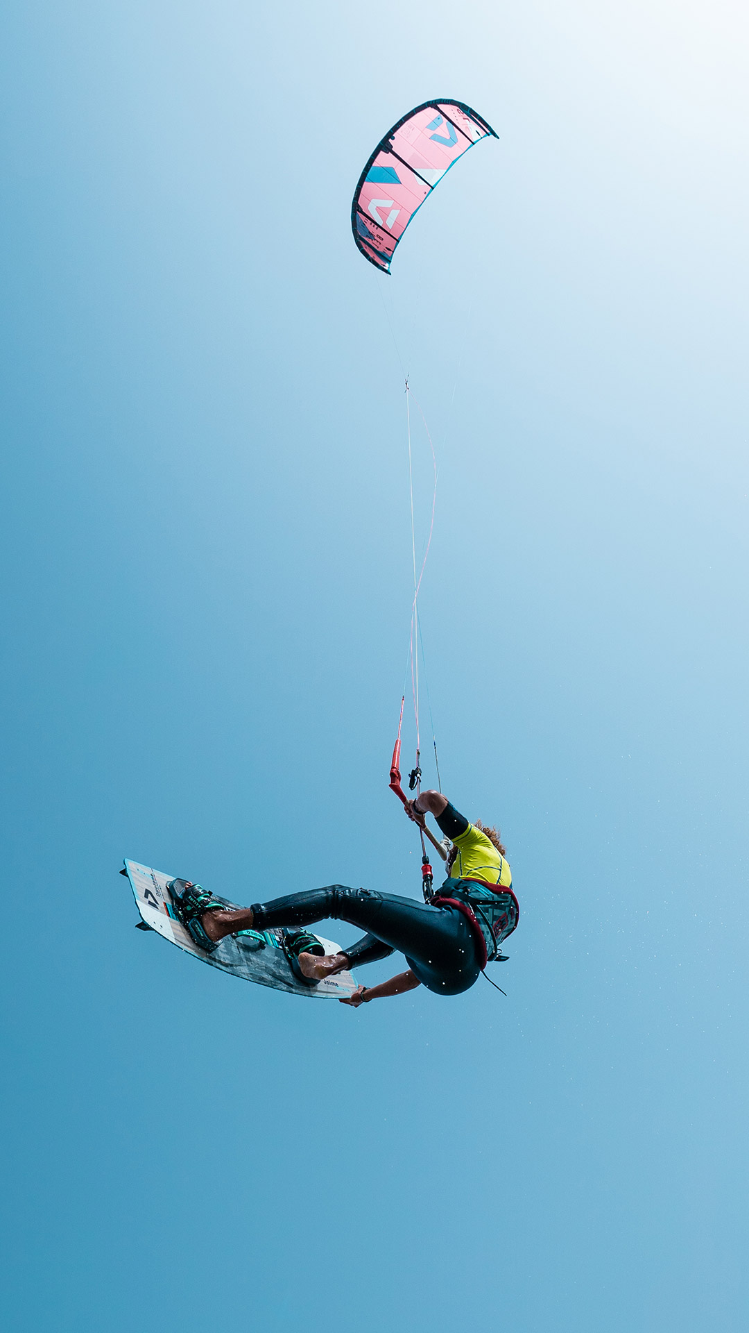 Ein Kitesurfer fliegt mit seinem Drachen in den Himmel