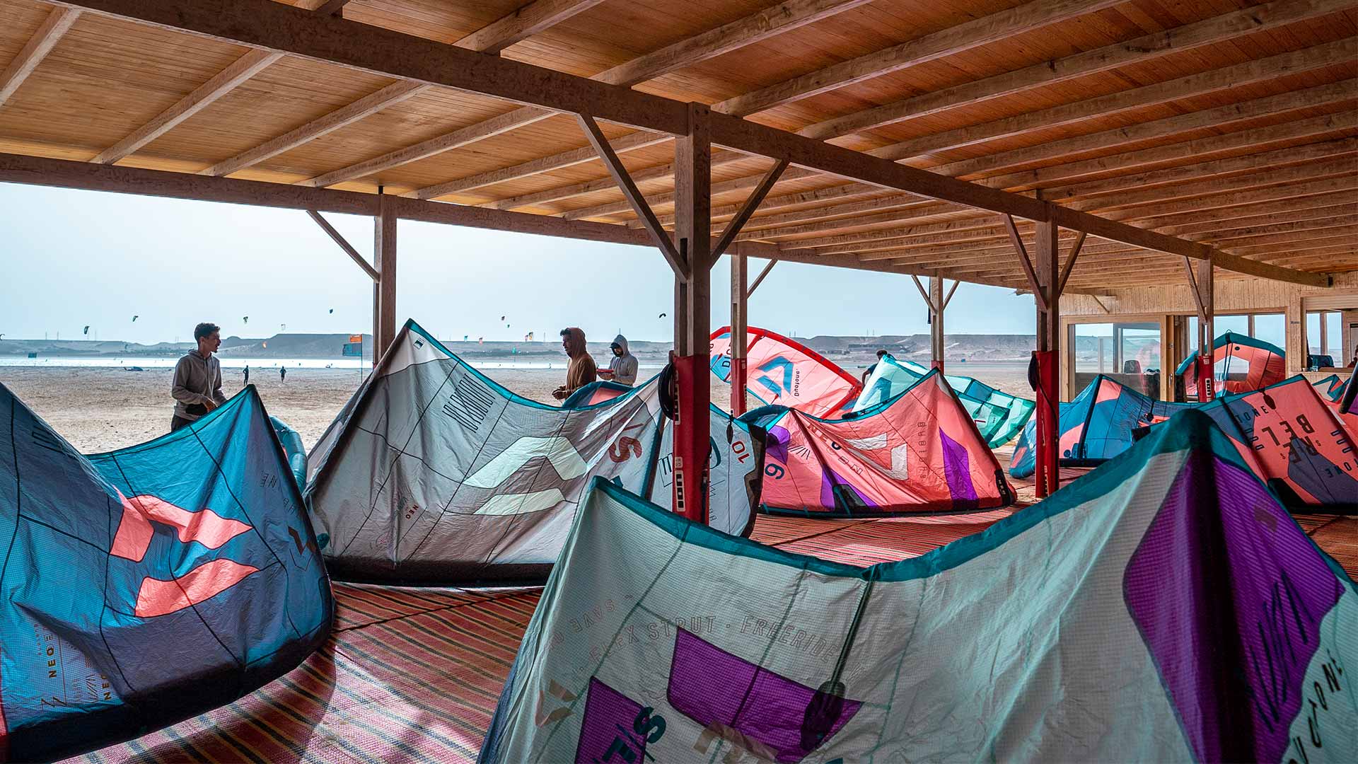 Les membres de l'équipe vérifient les cerfs-volants afin de les préparer pour les clients de Ion Club Dakhla Lagoon.