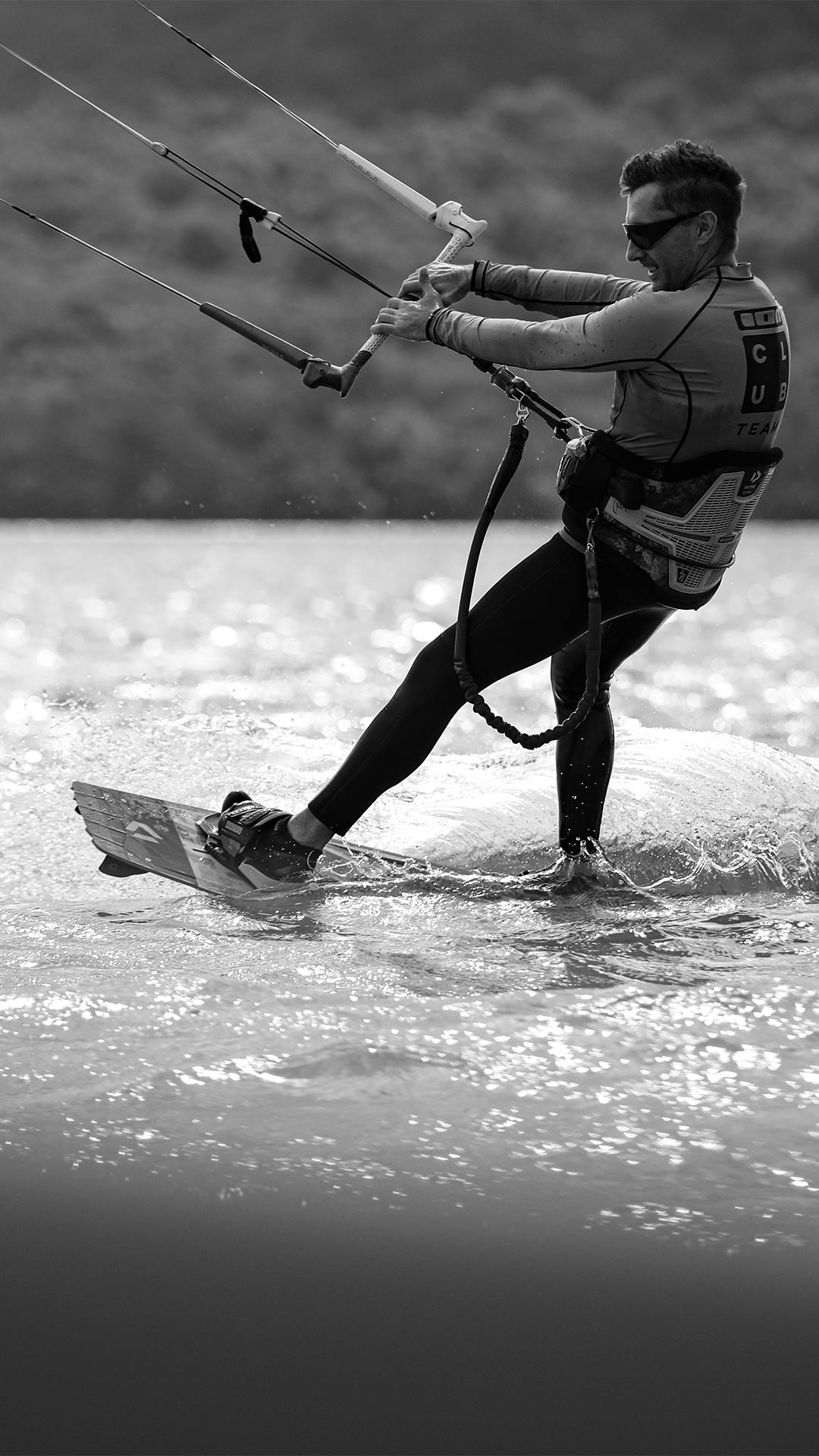 Schwarz-Weiß-Foto eines Kitesurfing-Lehrers der Ion Club Le Morne Station, der über die Gewässer von Mauritius segelt. 