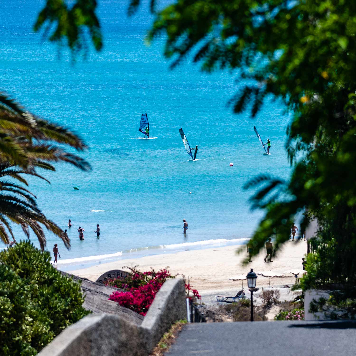 Vue d'une des arrivées sur la plage où se trouve le centre Ion Club Costa Calma et où naviguent plusieurs véliplanchistes, cette vue peut être comparée à celles de Maui. 