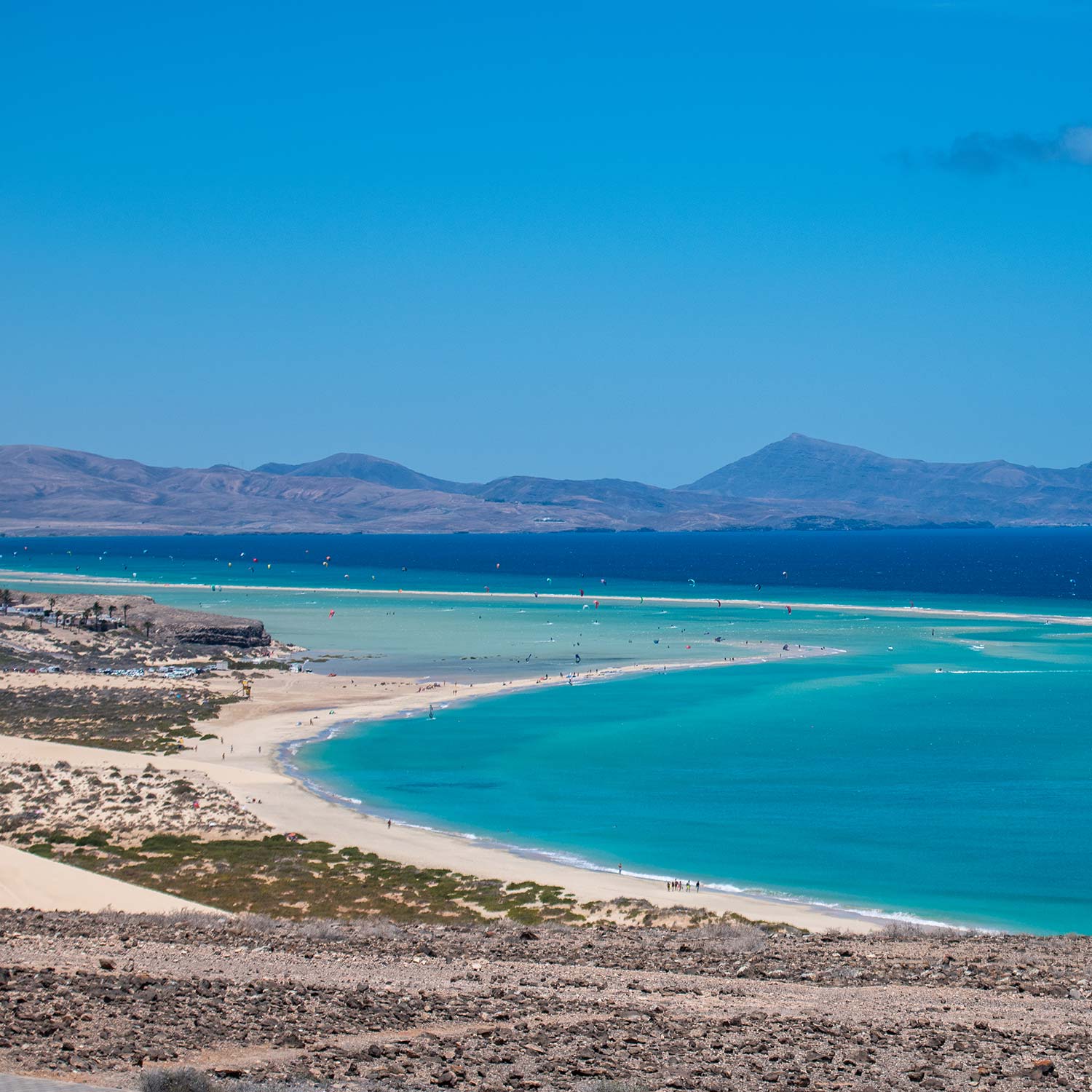 Panoramisch uitzicht op het hele strand van Sotavento in Fuerteventura waar het kristalblauwe water lijkt op de blauwe kleur van de stranden van Maui in Hawaii. 