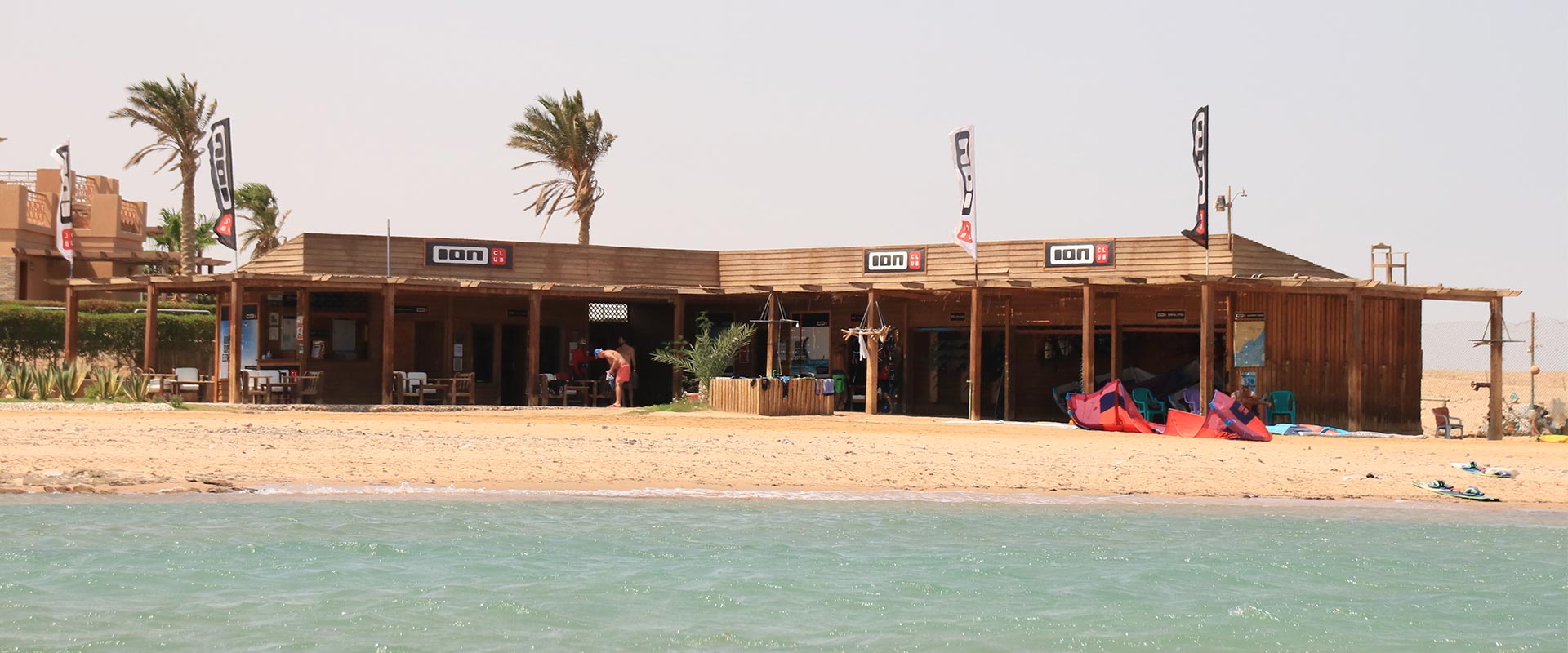 Vue de face du centre de kitesurf Ion Club Safaga en Égypte