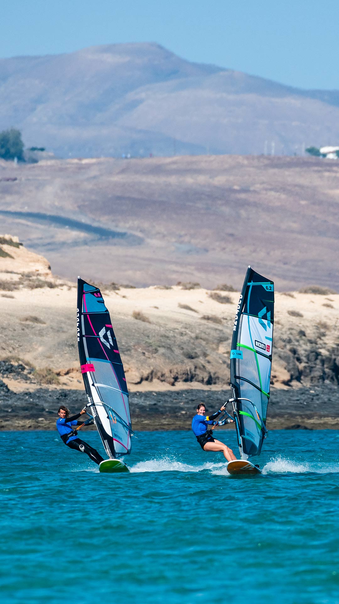 Deux moniteurs de planche à voile naviguent dans les eaux de la plage de Costa Calma, devant le centre Ion Club Costa Calma, à Fuerteventura. 