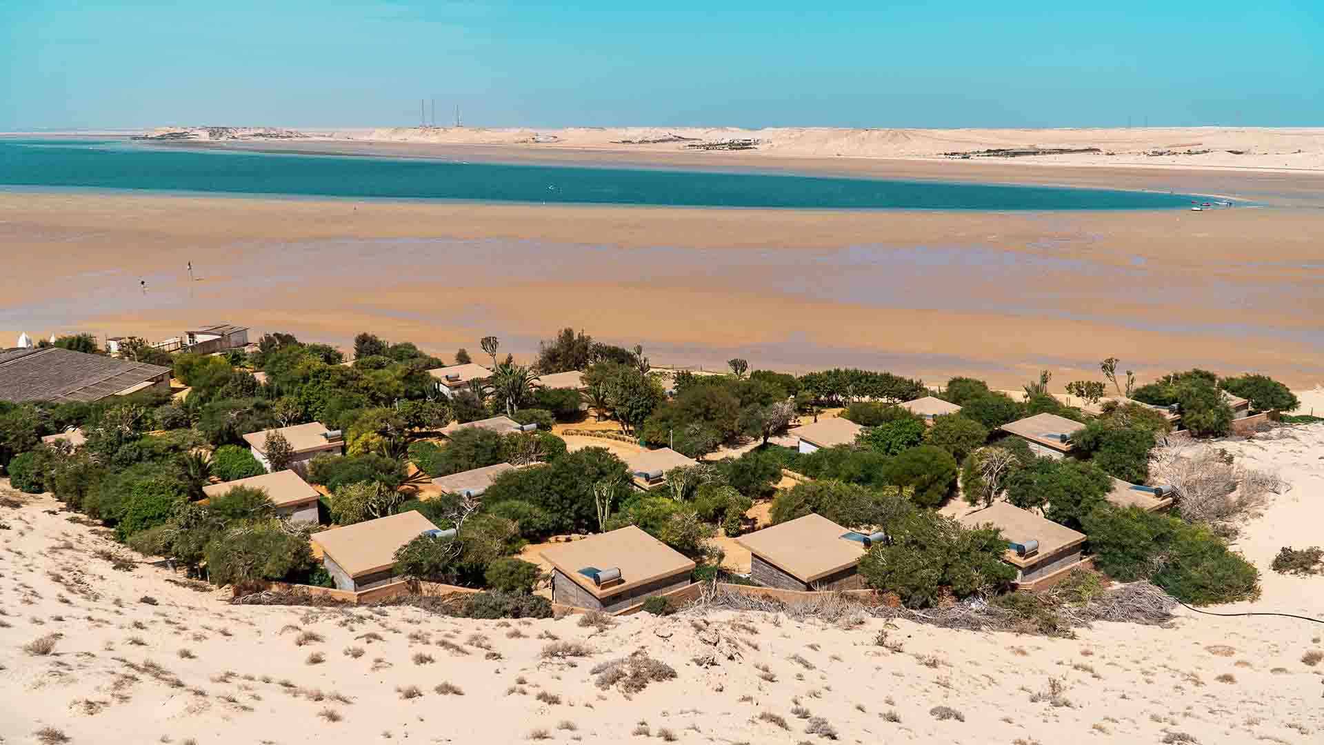 bungalows in front of the kitesurf spot and the lagoon 