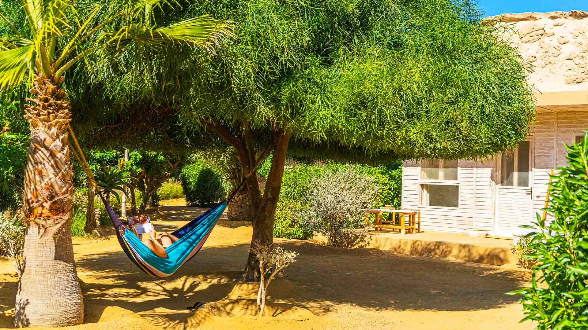 LAGON_ENERGY_CHILL cosy place in hamac in front of rooms of the hotel