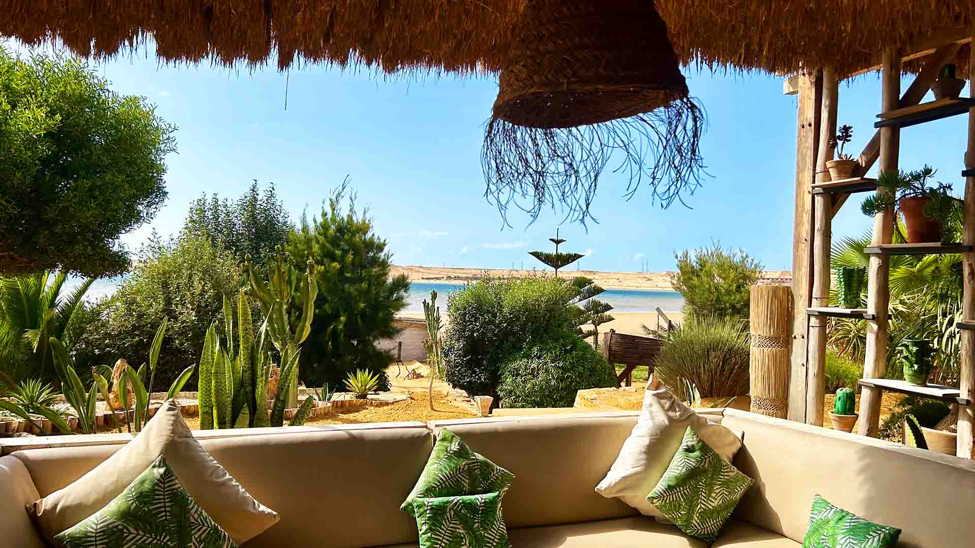 LAGON_ENERGY_TERRASSE_RESTAURANT view of the hotel in front of the lagoon in the middle of the desert