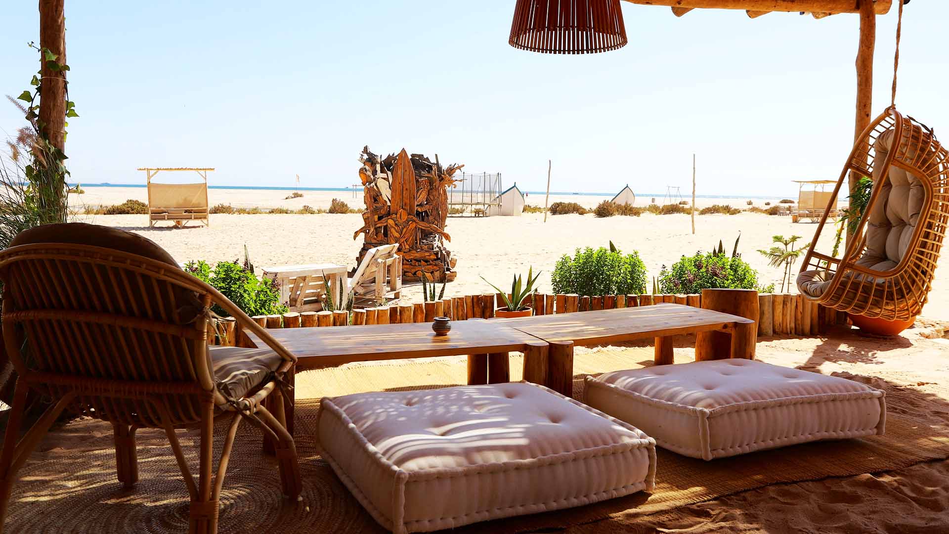 terrasse of the bar in dakhla ocean vagabond in front of the ocean