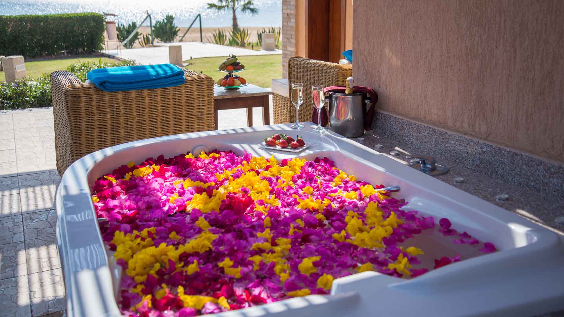 jacuzzi in front of the red sea with flowers