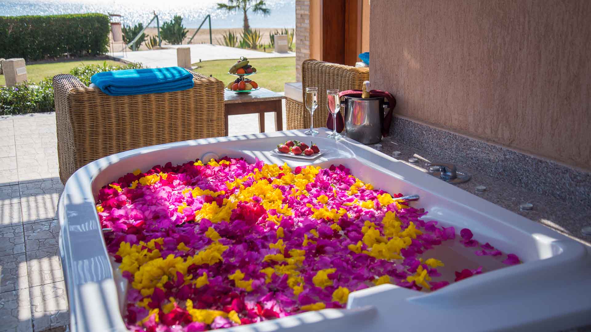 jacuzzi in front of the red sea with flowers 