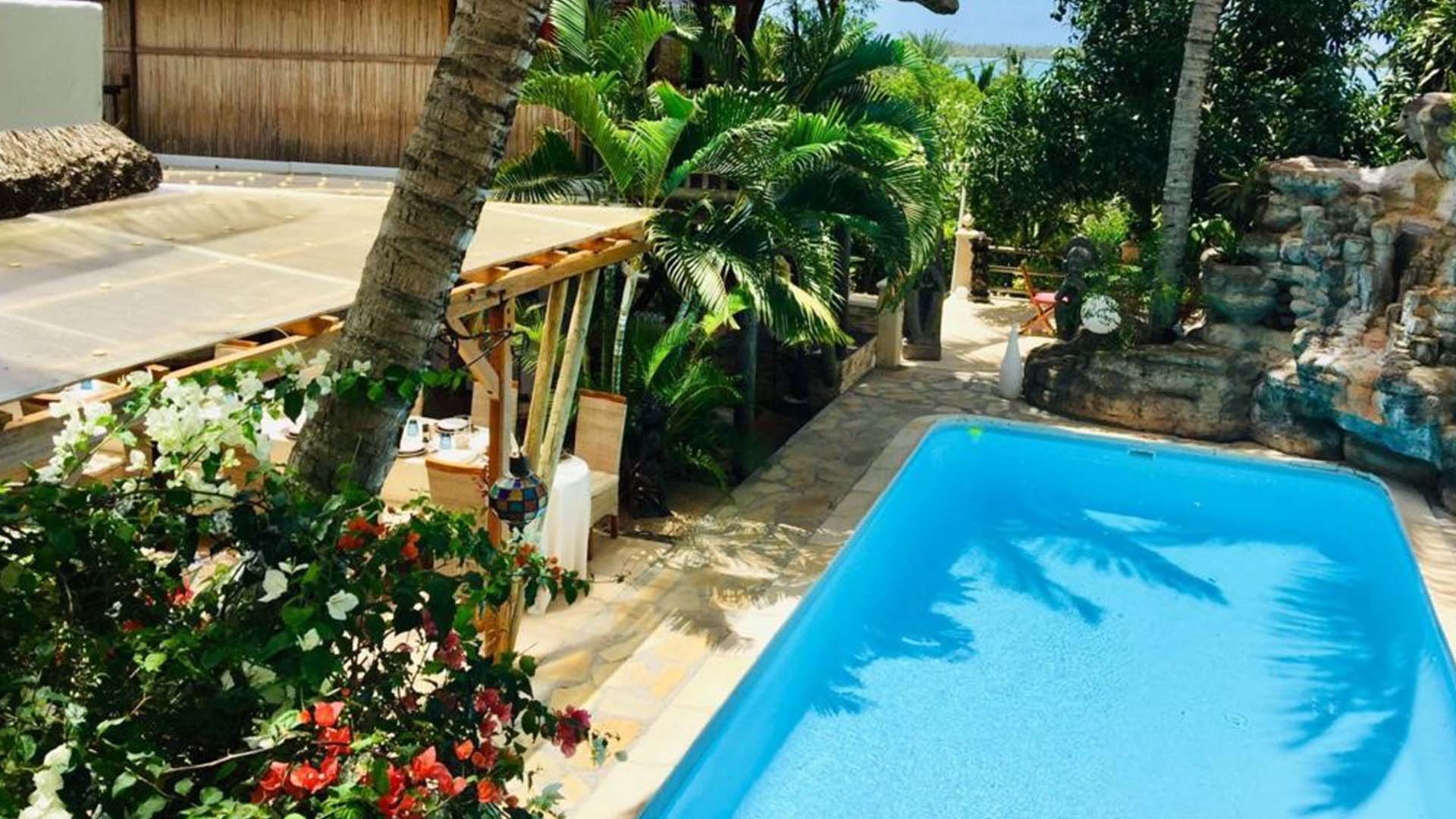 swimming pool in villa seewoo with deck chairs