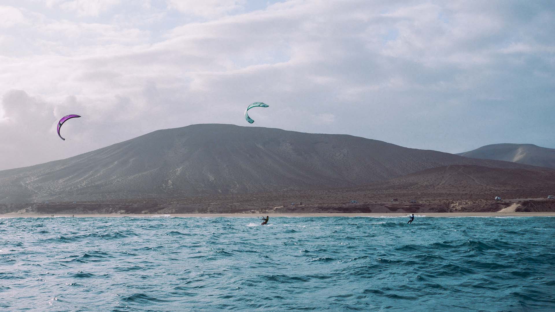 Kitesurfen lessons in kitebeach spot one instructor and his student