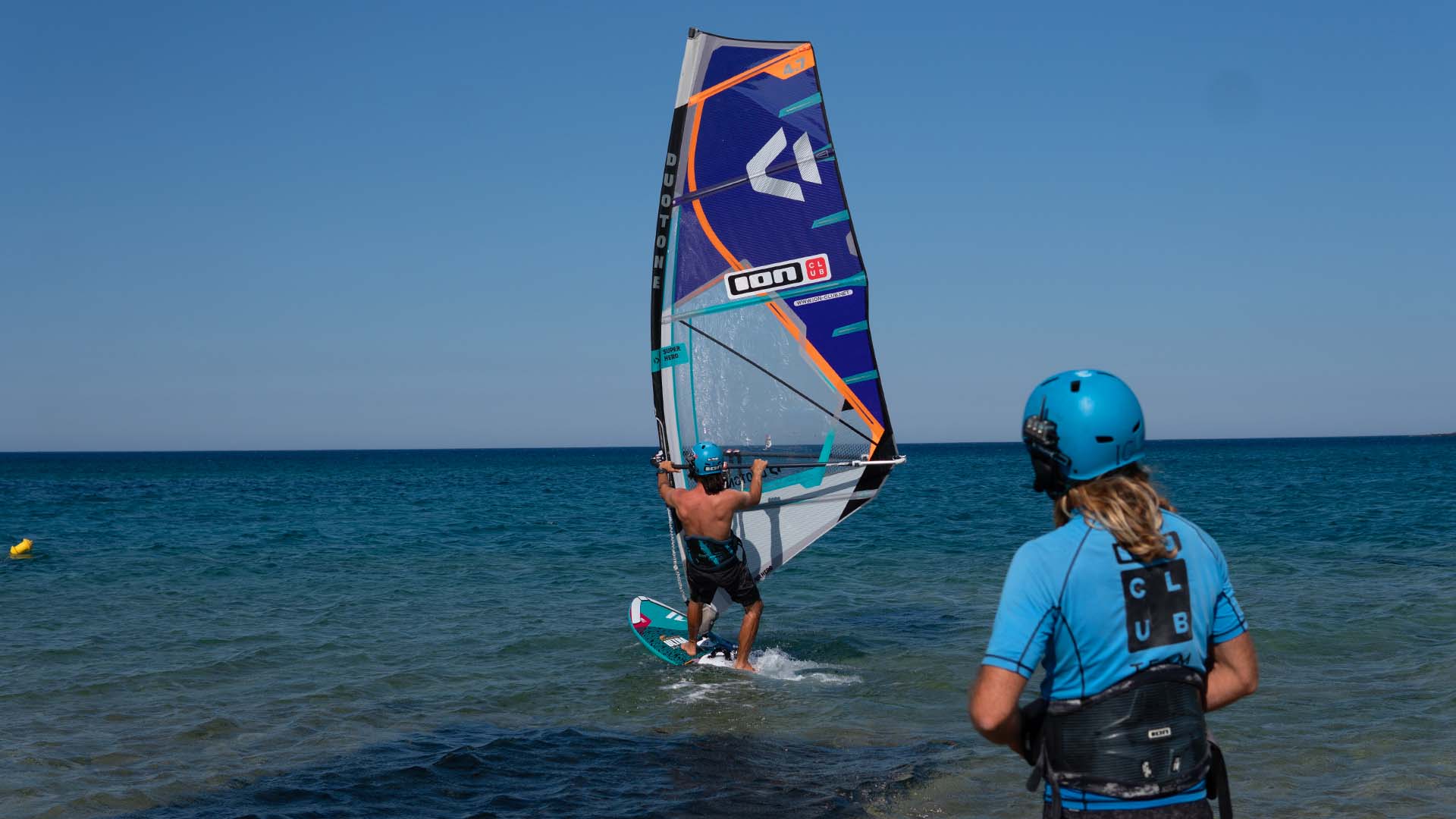 Vue sur l'horizon du spot de Safaga où l'on peut voir de nombreux cerfs-volants voler dans le ciel et les kitesurfeurs profiter de leur session de kitesurf. 