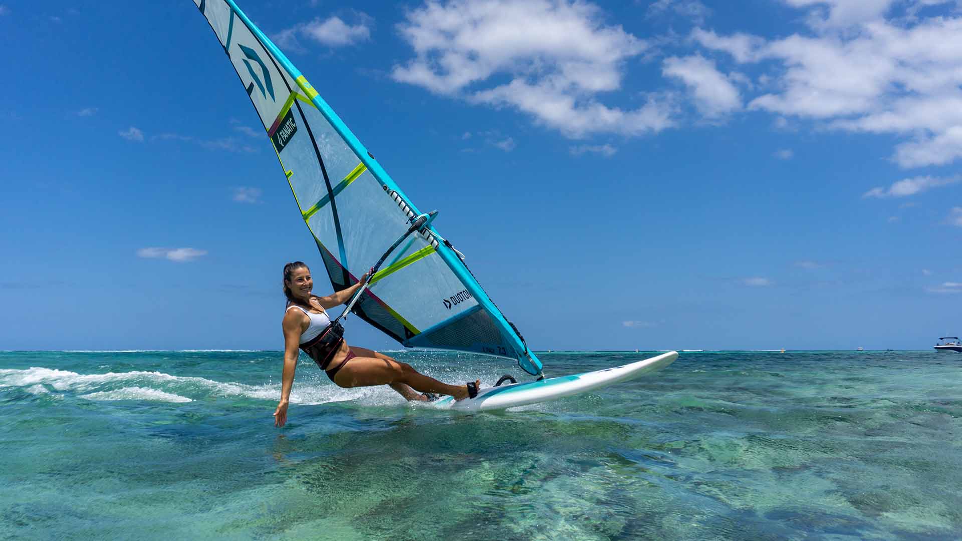 Vue sur l'horizon du spot de Safaga où l'on peut voir de nombreux cerfs-volants voler dans le ciel et les kitesurfeurs profiter de leur session de kitesurf. 