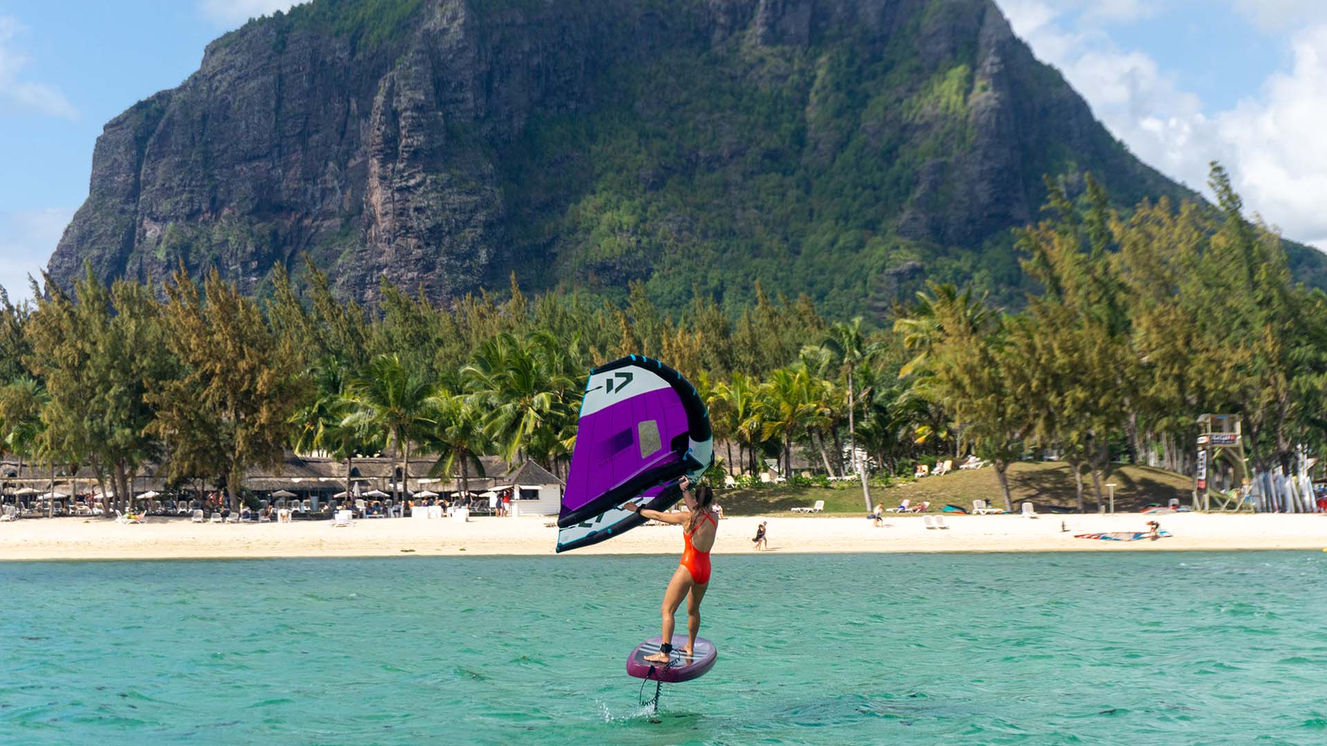 Seitenansicht der Kitesurfing-Station des Ion Club Safaga, wo zwei Mitglieder des Teams der Kitesurfing-Station die Kitesurfing-Ausrüstung vorbereiten und uns willkommen heißen. 