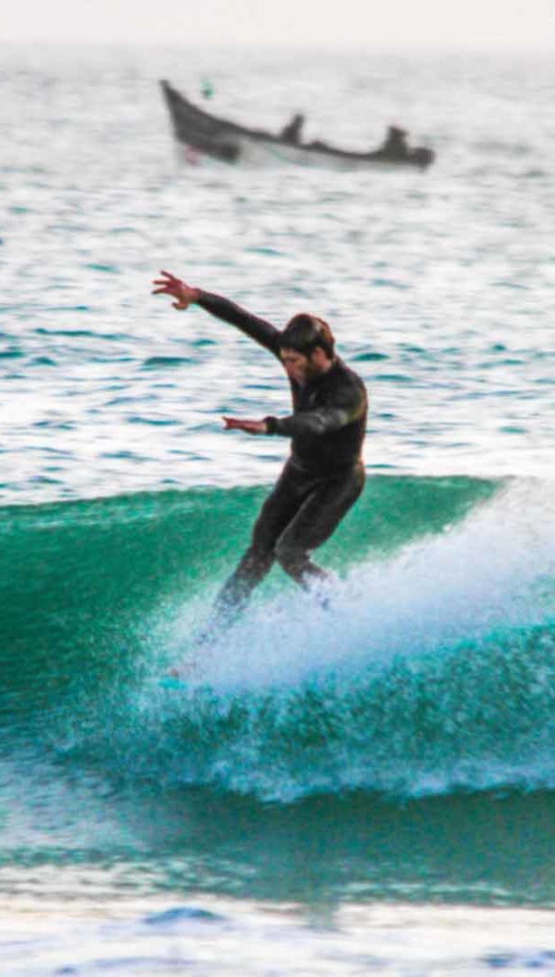 A guy is falling into the water doing surf during the course