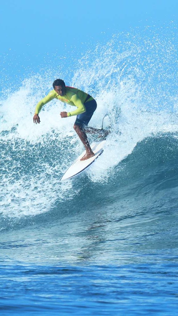 A guy is falling into the water doing surf during the course