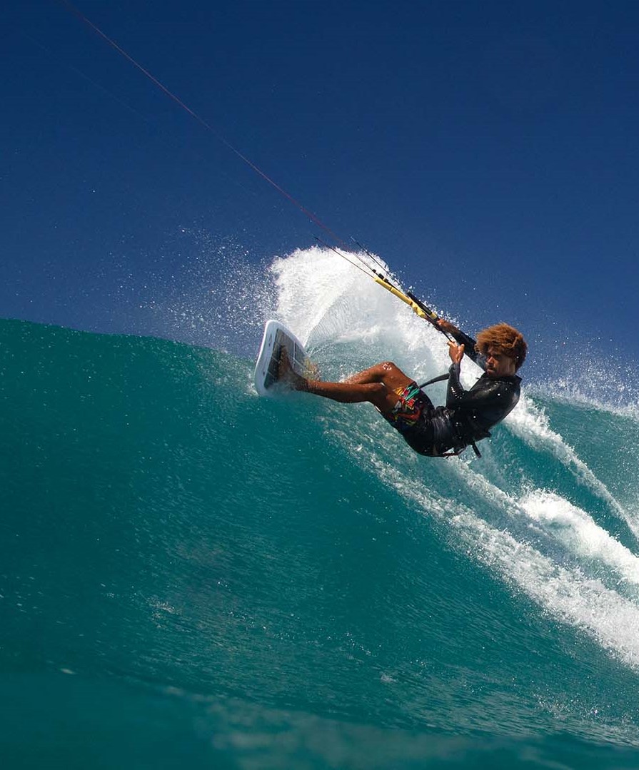 kitesurf strapless in a big wave at sal