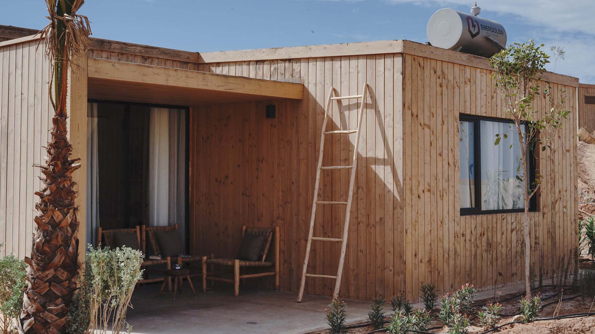 bungalows ecolodge in the middle of the desert with palmers