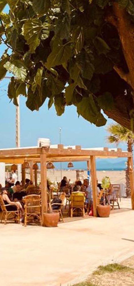 restaurant in rio mar with view on the beach