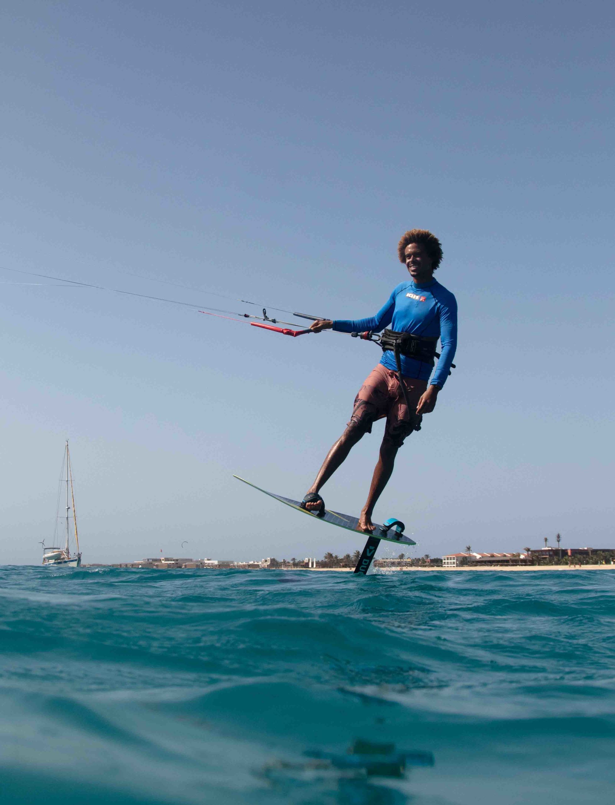 A guy is falling into the water doing surf during the course