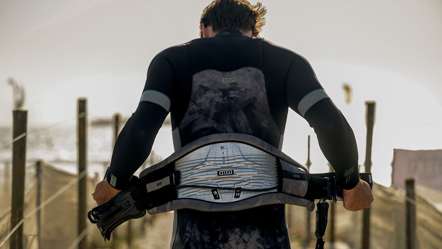 ion harness silver with a kitesurfer on the beach