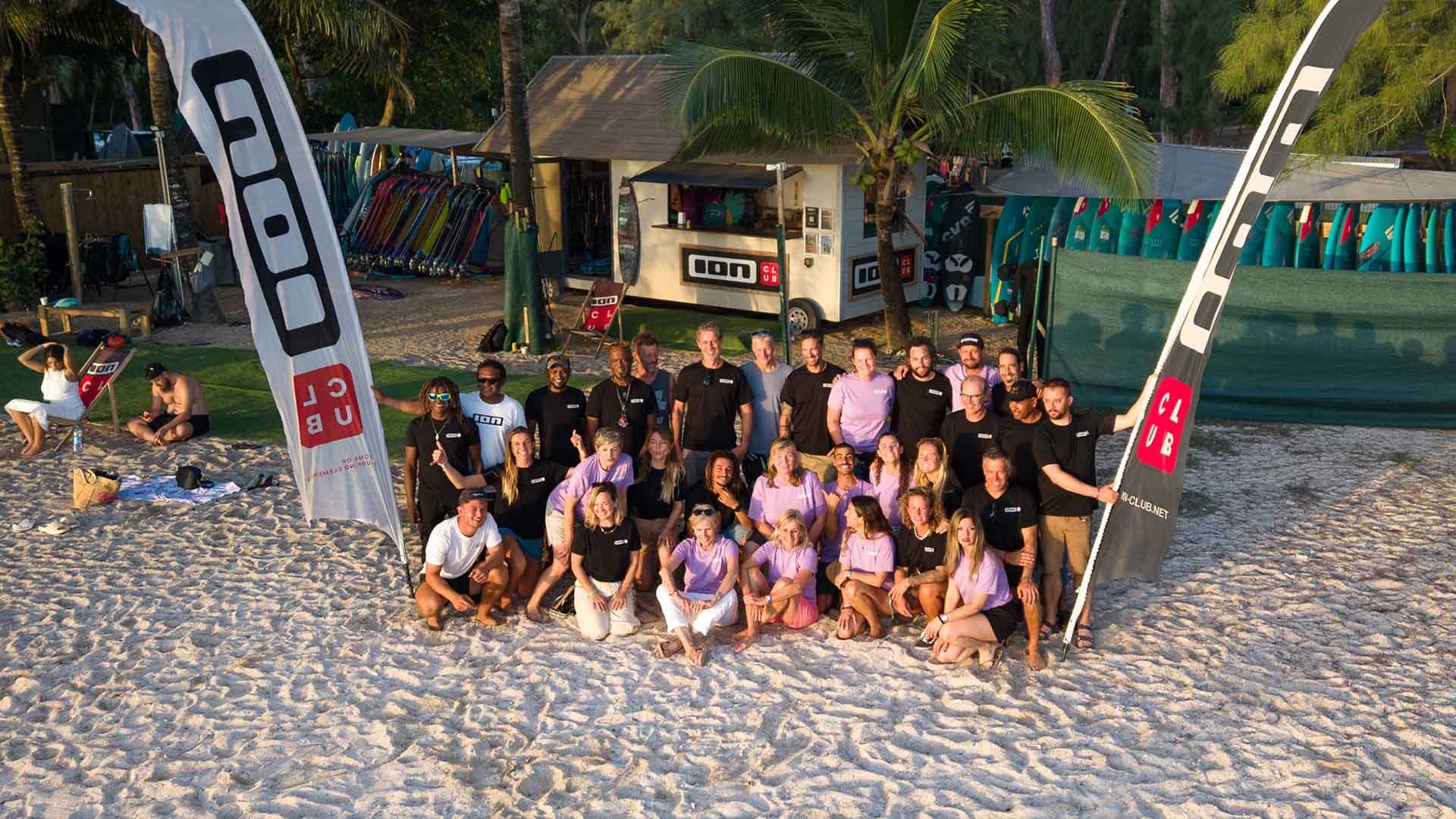 Voiles de windsurf posées sur le sol de sable blanc devant la réception du Ion Club Fuerteventura au spot de Risco del Paso.