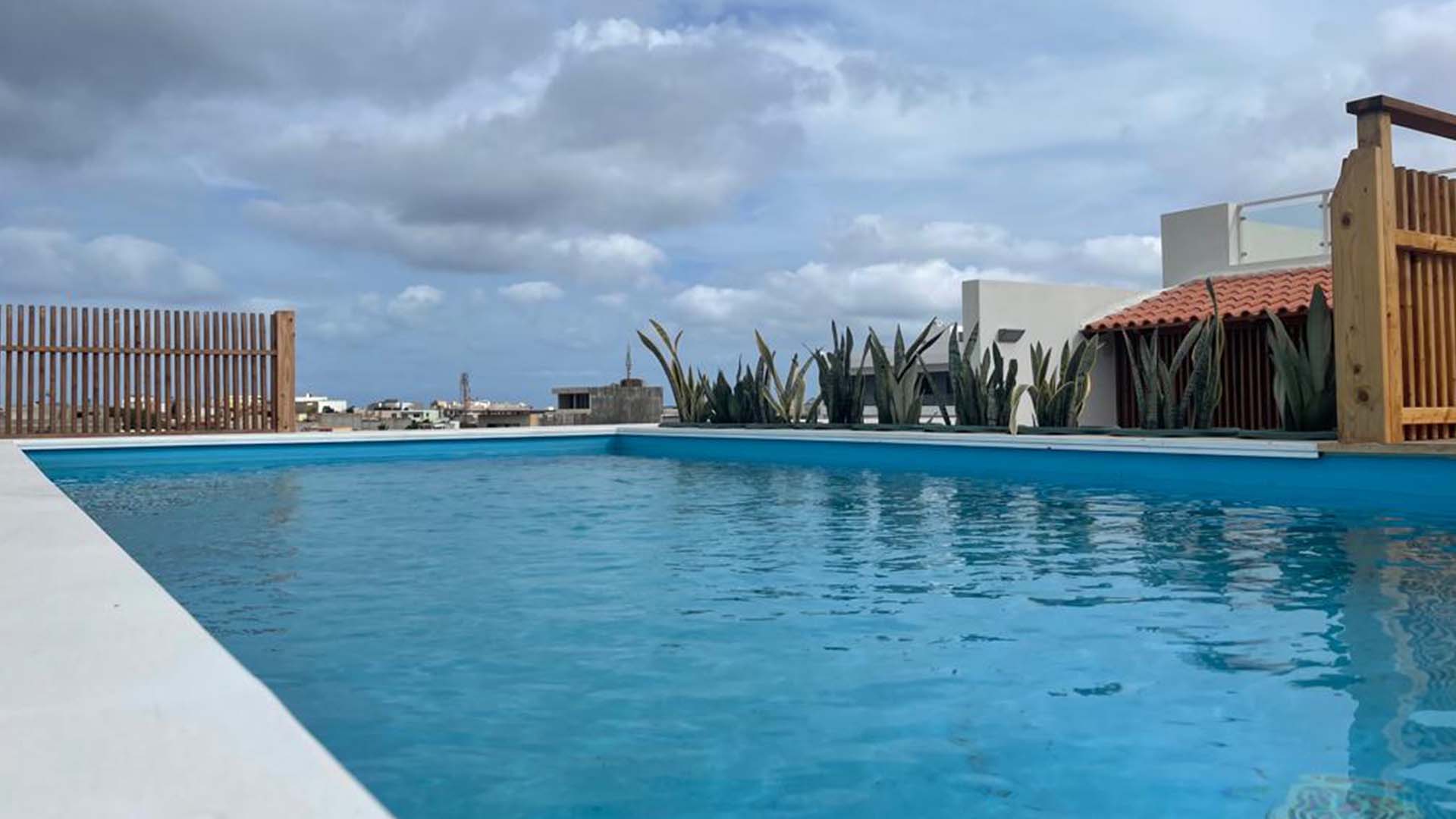 pool pool hôtel oasis white