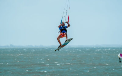 ERSTE SPRÜNGE BEIM KITESURFEN: SCHRITT FÜR SCHRITT